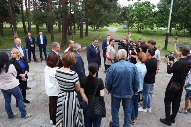    Встреча Дмитрия Демешина у школы в Ильинке Фото: пресс-служба правительства Хабаровского края