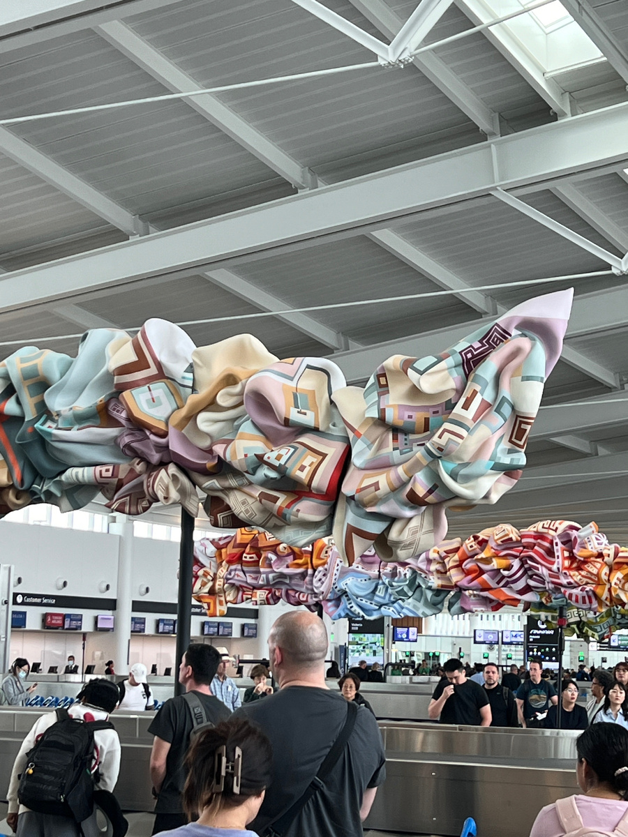 Аэропорт Сиэтла. Сразу необычный момент - сначала получаем багаж и только потом таможенный контроль (обычно наоборот). 