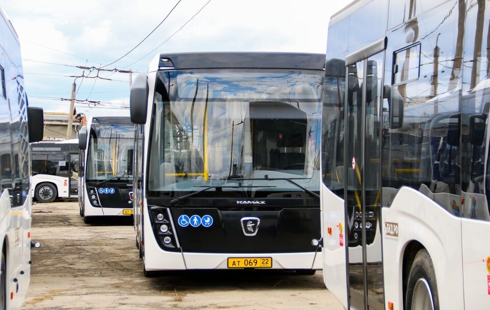    Новые автобусы марки НЕФАЗ, закупленные для Барнаула. Источник: Виталий Барабаш