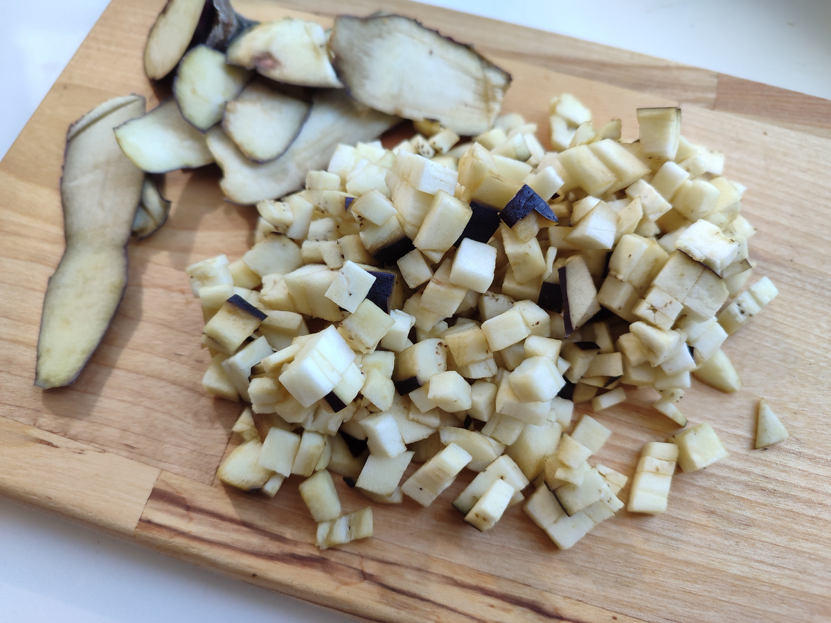 Кожуру не везде сняла.