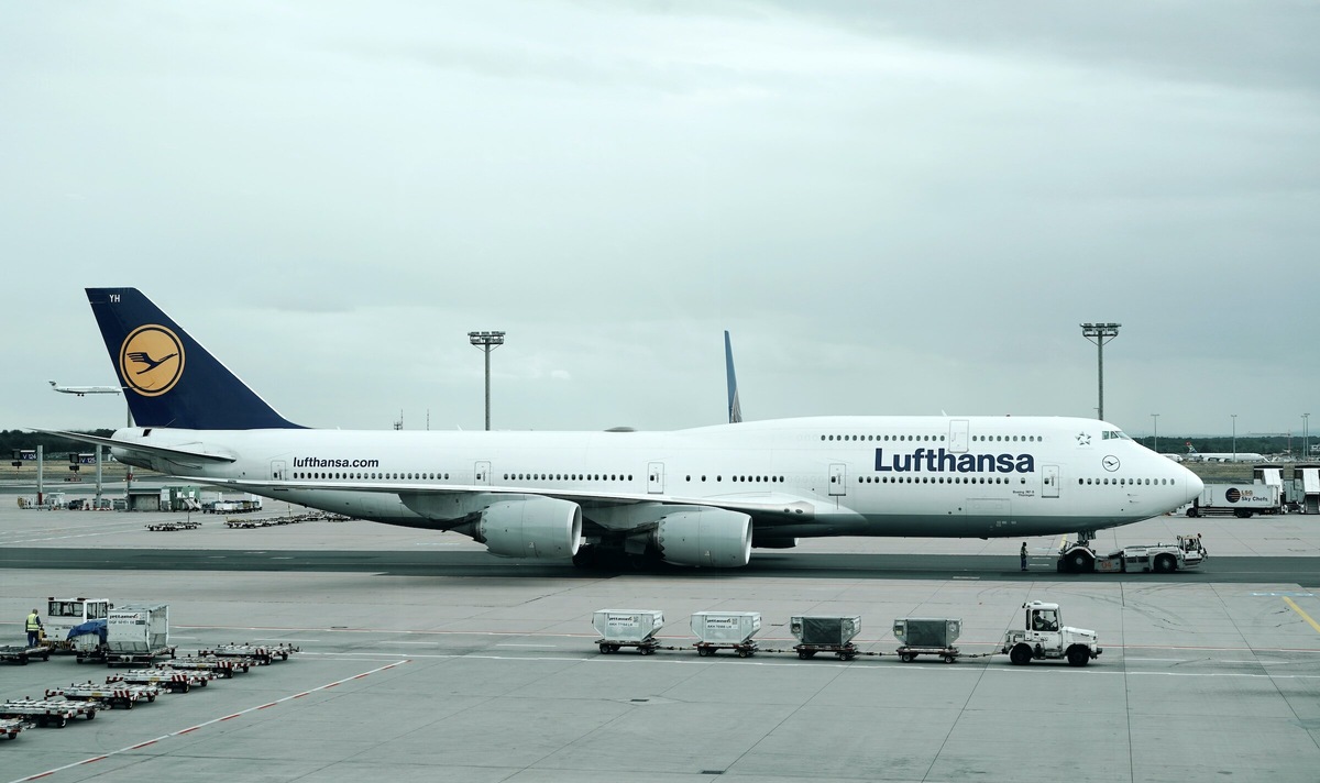 Lufthansa использует двухэтажные самолёты Boeing 747-400 и 747-800 для полётов в Шанхай, Бангкок, Дели, Торонто и Ванкувер. Фото: Nick Herasimenka / Unsplash