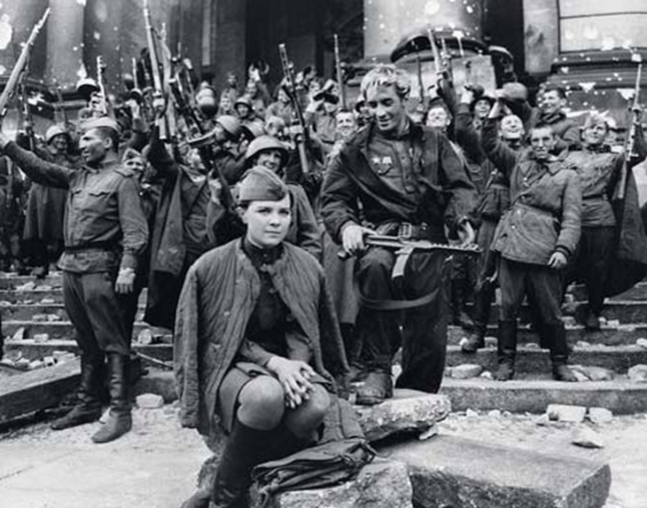 Л. Голубкина и Ю. Коморный в киноэпопее "Освобождение", 1968-1972 гг.