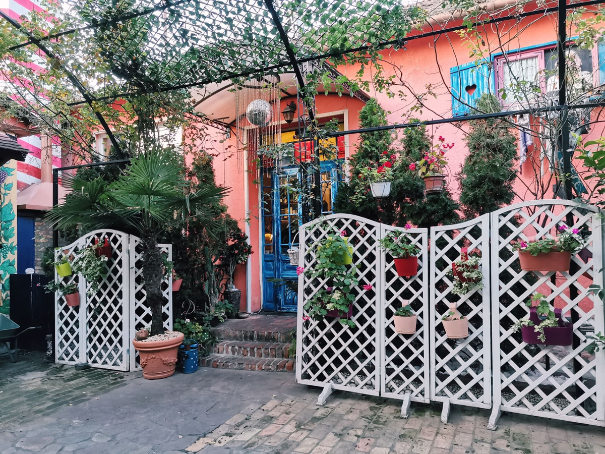 Вход в ресторан находится во дворе. В тёплую погоду официанты выставляют столики на улицу, сидеть в окружении растений очень приятно