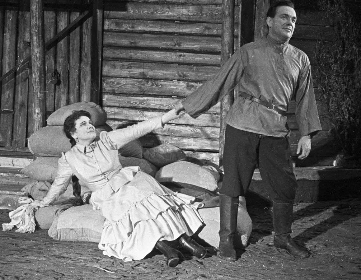 Нина Сазонова с Даниилом Сагалом в спектакле «Поднятая целина»