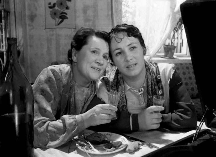 Нина Сазонова с Ираидой Солдатовой в фильме «Простая история», 1960