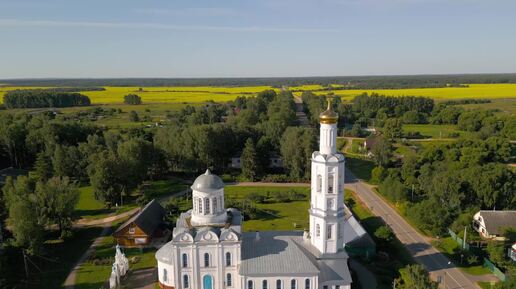 Красивый храм с переливчатыми курантами в колокольне..