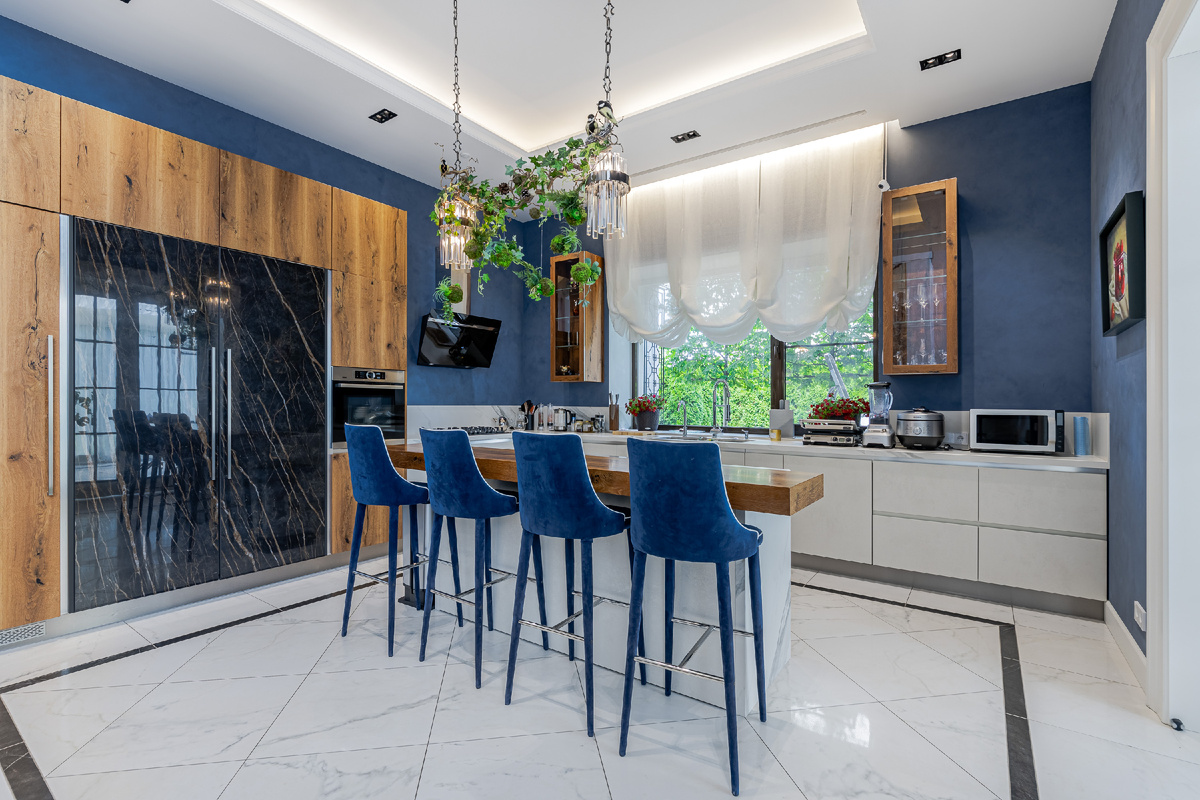 Вид на кухню с барной стойкой в поселке Ренессанс Парк