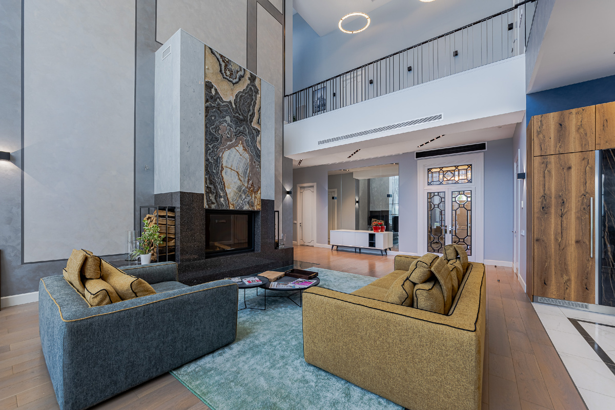 Вид на гостиную с дровяным камином в поселке Ренессанс Парк