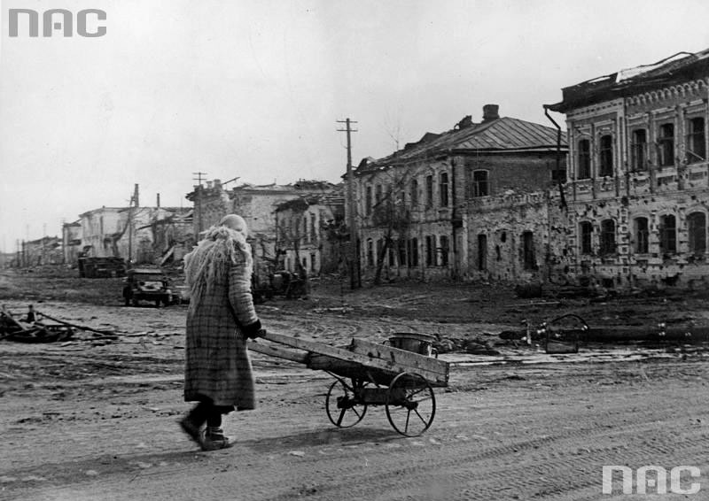 Белгород, март 1943 г. Южная сторона улицы Чичерина (стометровка). Вид со стороны с Новомосковской (ныне пр-т Богдана Хмельницкого)