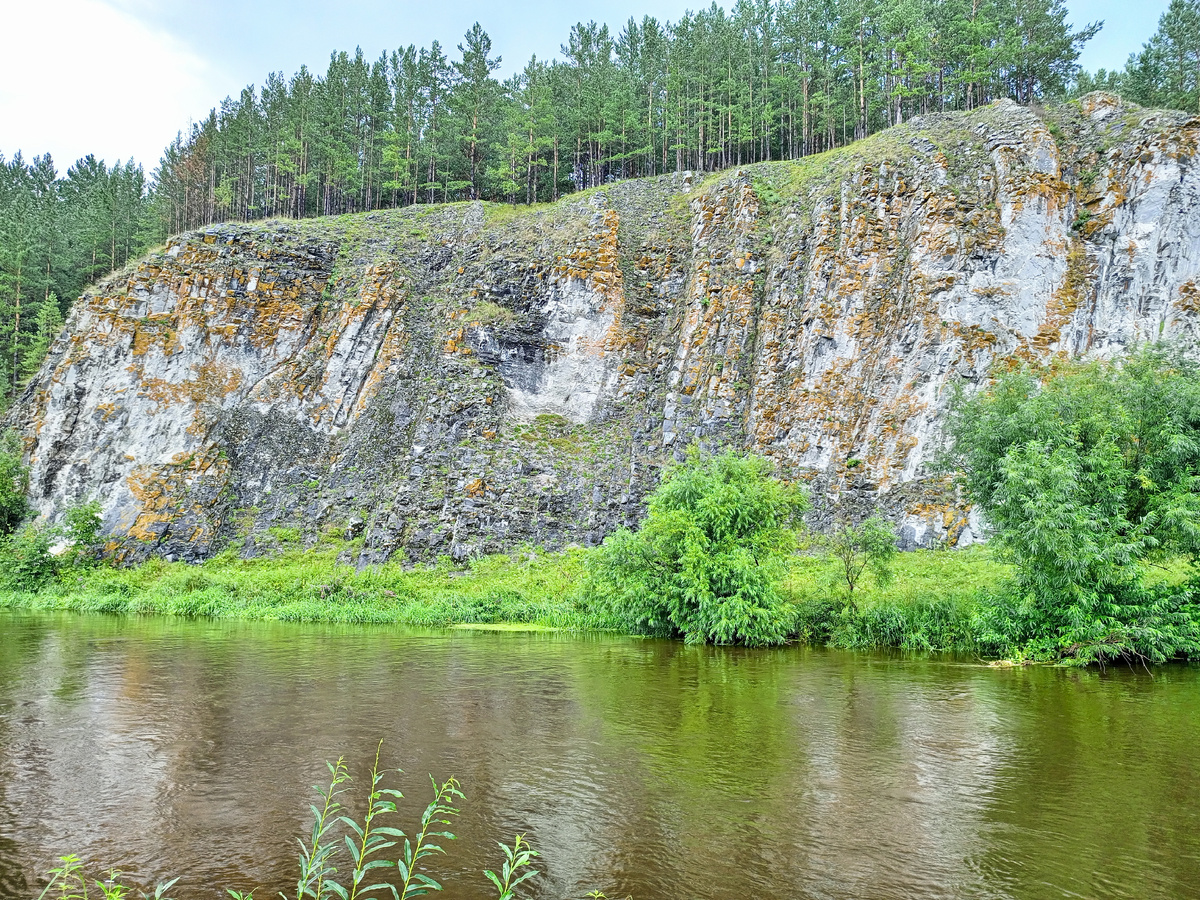 Мы начали сплав от Першино, и здесь увидели первую скалу на Реже. Фото автора. 