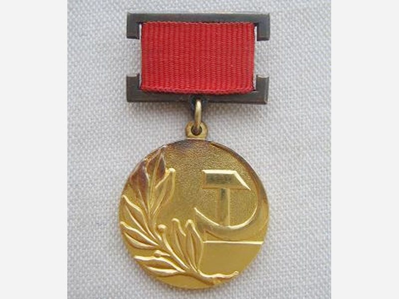 А вы хотели бы стать лауреатом нобелевской премии. Присужденная премия вполне заслужена. Присужденная премия вполне заслужена. Присужденная премия вполне заслужена. Вполне заслуженно или заслужено.