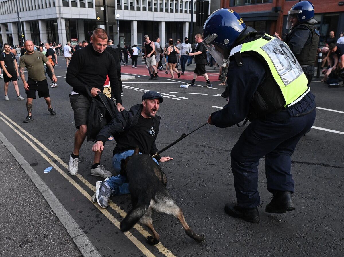    Столкновения полиции и протестующих в Бристоле© AFP 2024 / JUSTIN TALLIS