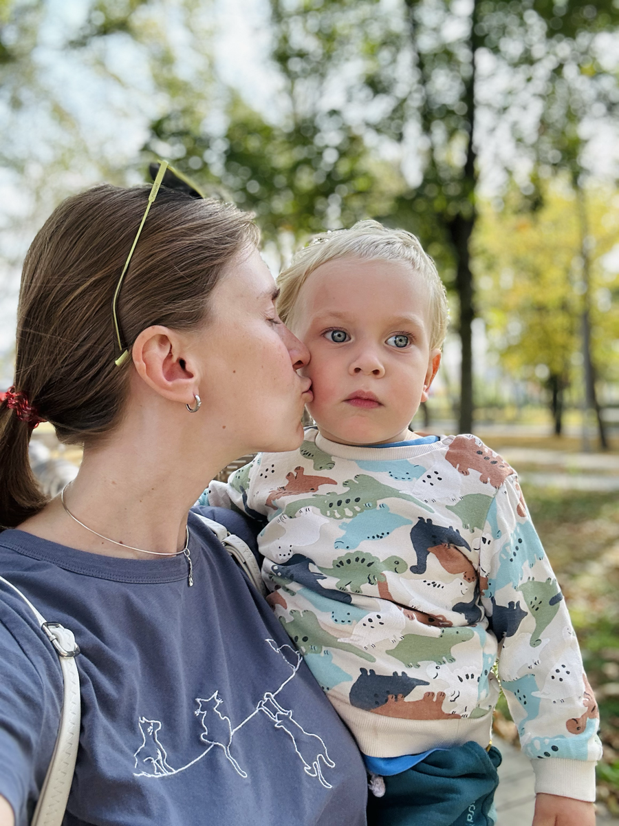 Мы с Тимохой в прошлом сентябре гуляем после садика.