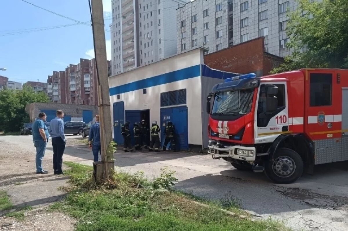   Чтобы попасть внутрь, пожарным пришлось выламывать дверь