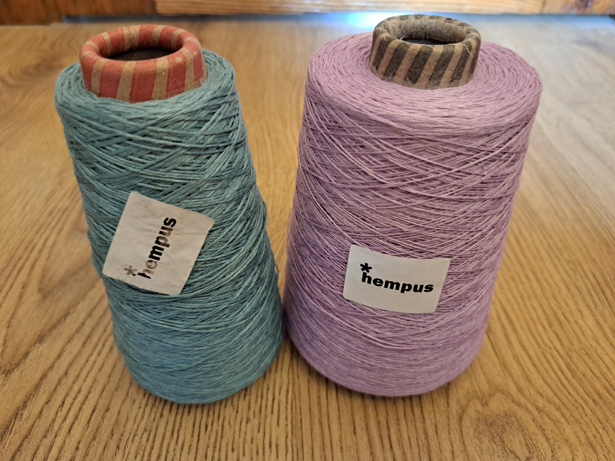 От петрольной бобинки уже мало что осталось, я уже довязала футболку из неё