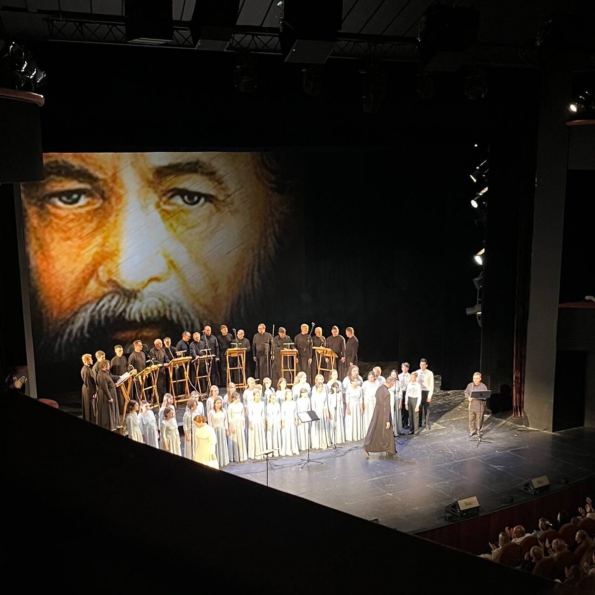 На фото поклоны после окончания действия: Праздничный мужской хор Московского Данилова монастыря, Сибирский мужской хор и Большой детский хор имени В.С. Попова.