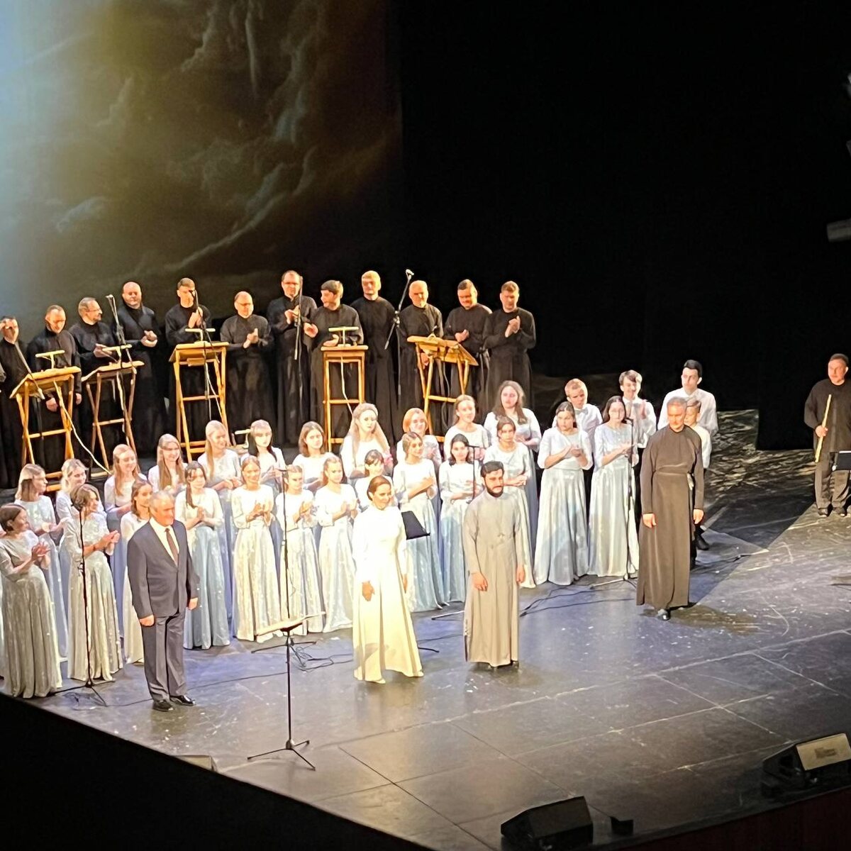 Зрители долго не отпускали со сцены исполнителей, многие были потрясены. Очень долго никто даже не вставал со своих мест. Аплодисменты были сильные и искренние.