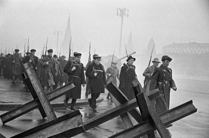 Бойцы народного ополчения в 1941 году (фото с сайта www.yaplakal.com)