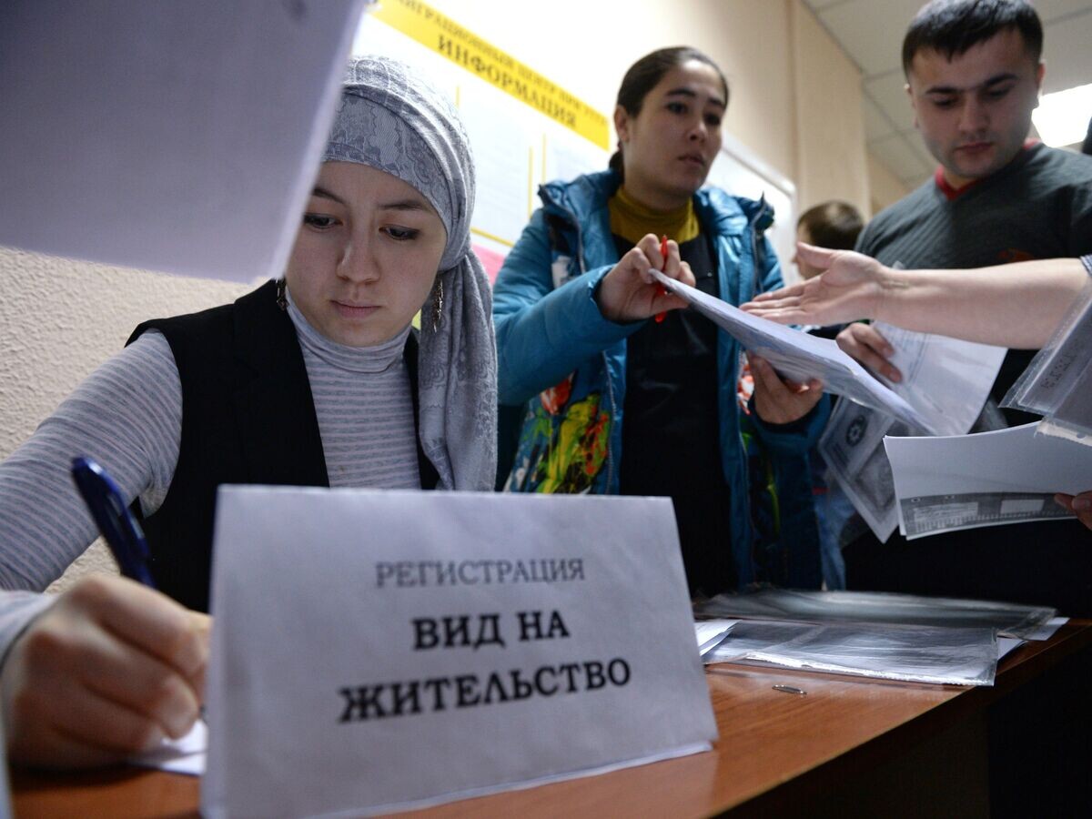    Получение вида на жительство© РИА Новости / Павел Лисицын