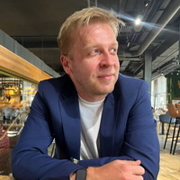Иван Росляков - руководитель компании "ГИКПРОМ" (ООО "ГП"), ведущего поставщика газоаналитического оборудования и официального дилера ФГУП СПО "Аналитприбор". Компания поставляет в медицинские и образовательные учреждения, а также на предприятия с собственными медкабинетами, широкий ассортимент надёжного и качественного медицинского оборудования. С более чем 10-летним опытом работы в этой сфере, Иван известен как среди производителей, так и среди заказчиков. Считает своим призванием способствовать повышению экологической безопасности промышленности и активно развивает направление медицинских смокелайзеров.
