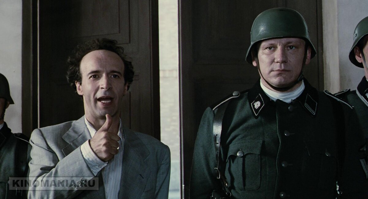 Главный герой "переводит" с немецкого на итальянский речь фашиста. Кадр из фильма "Жизнь прекрасна!" 