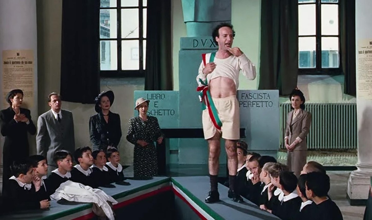 Здесь Бениньи вдоволь поиздевался над нацистской идеологией. Кадр из фильма "Жизнь прекрасна!"