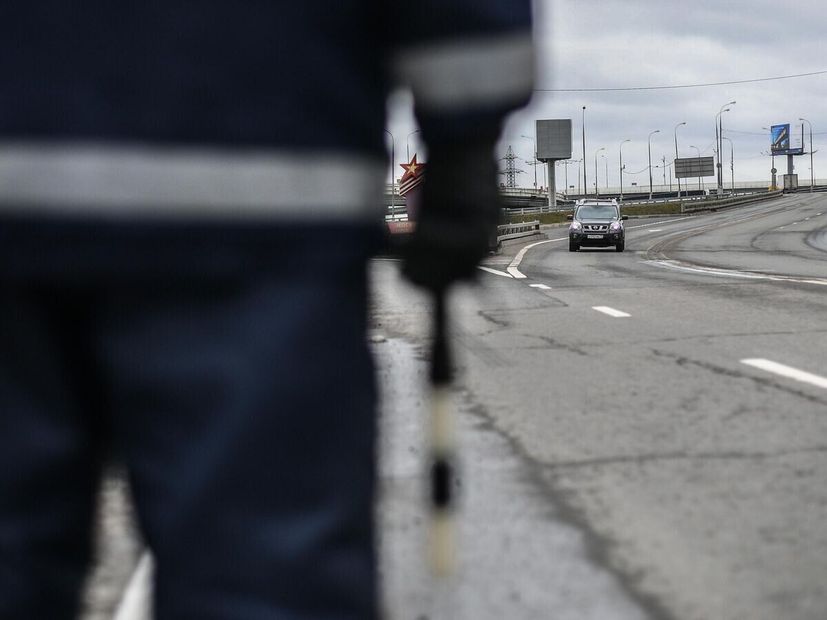    Инспектор дорожно-патрульной службы во время дежурства© РИА Новости / Рамиль Ситдиков