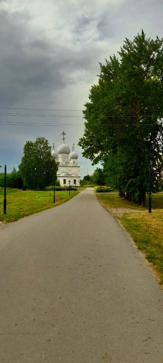 Смотрим на хмурое небо с надеждой... но зря...