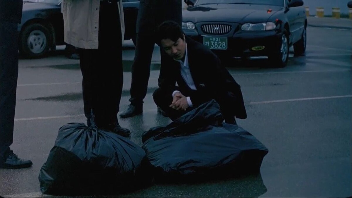 Ярым фанатам «Декстера» и «Ганнибала» это кино зайдёт - тут тоже присутствуют хитроумные манипуляции-инсталляции с человеческими телами.  