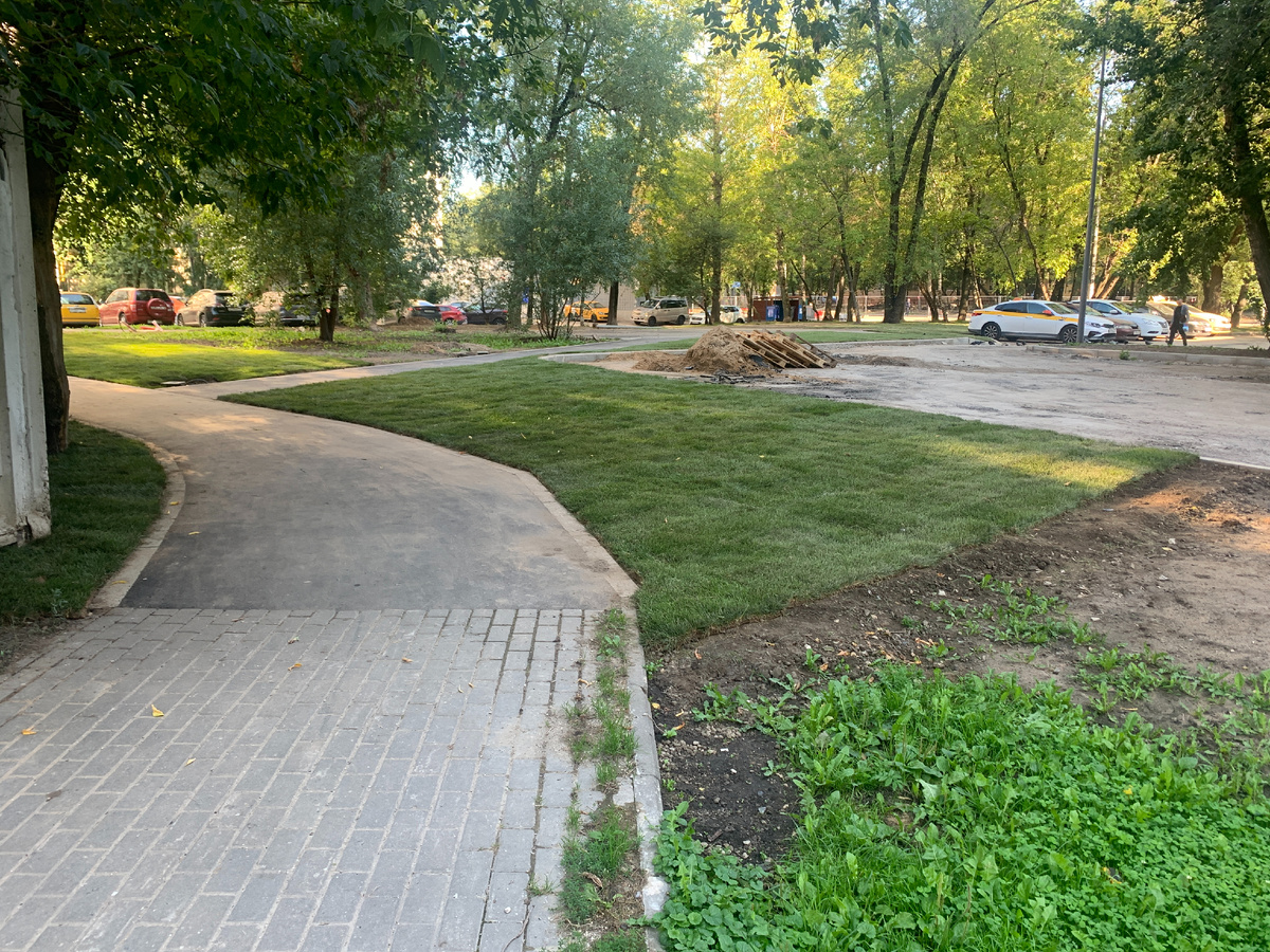 Двор дома 8 к.1 по Перовской улице