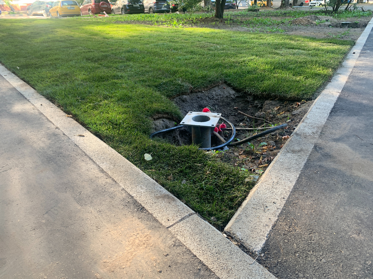 Частично уложили рулонный газон