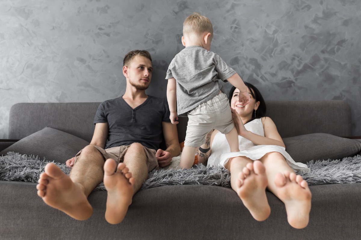 Изображение от <a href="https://ru.freepik.com/free-photo/little-boy-playing-with-his-parents-sitting-on-sofa-at-home_3467823.htm#query=%D0%B0%D0%BB%D0%B8%D0%BC%D0%B5%D0%BD%D1%82%D1%8B&position=4&from_view=keyword&track=ais_hybrid&uuid=bd9dccc0-f3b6-418a-8fad-bf9b48b03587">Freepik</a>