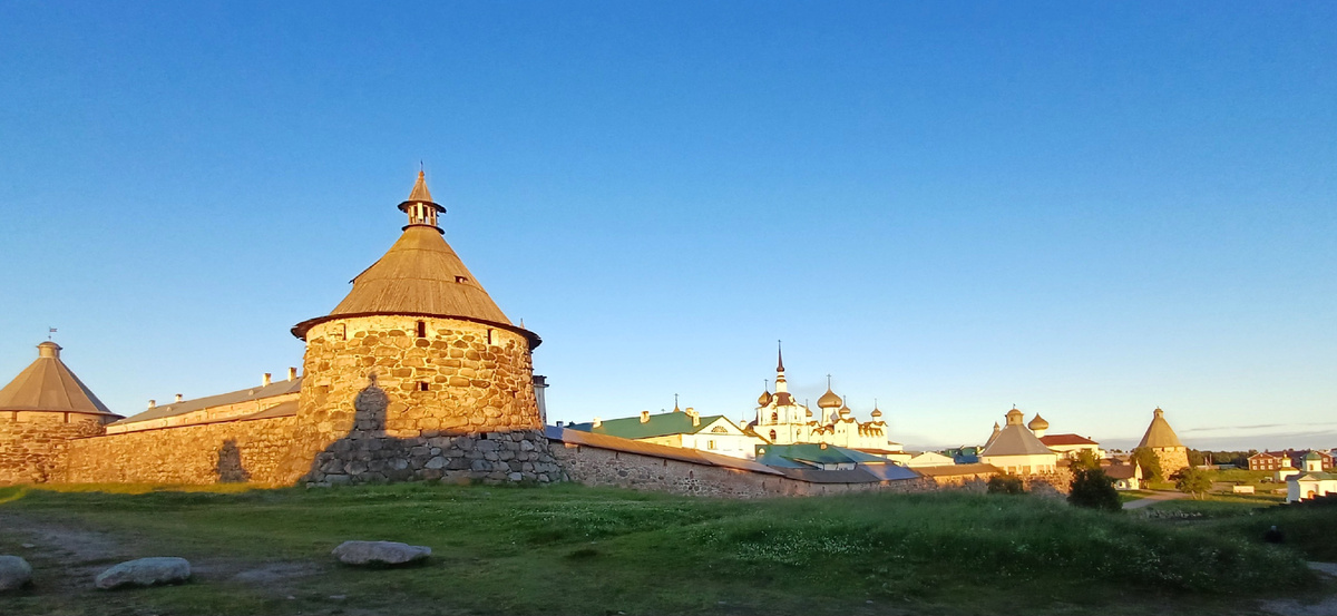 Соловецкий монастырь на закате.