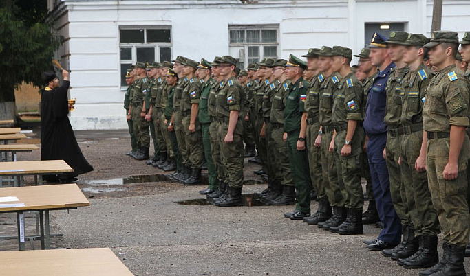 В военной академии им. Жукова в Твери курсанты получили освященные погоны