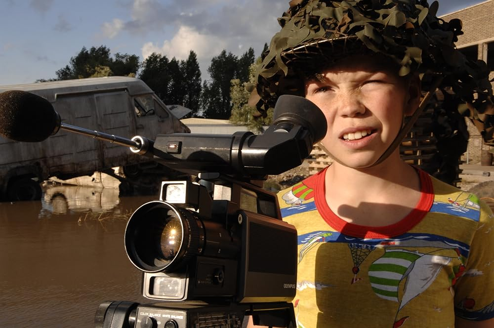 Кадр из фильма Son of Rambow. Режиссер: Гарт Дженнингс. Оператор: Джесс Холл. Производство: arte France Cinéma, Celluloid Dreams, Good Film Productions LLC, Hammer & Tongs, Network Movie, Reason Pictures, Soficinéma 2, Soficinéma 3, Zweites Deutsches Fernsehen (ZDF)