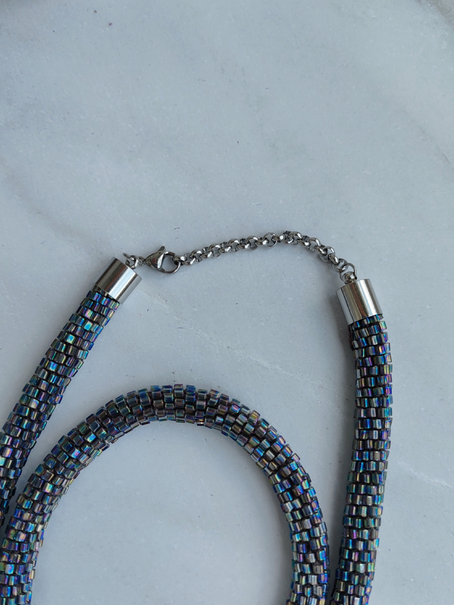 Жгут из бисера с застежкой карабин. 