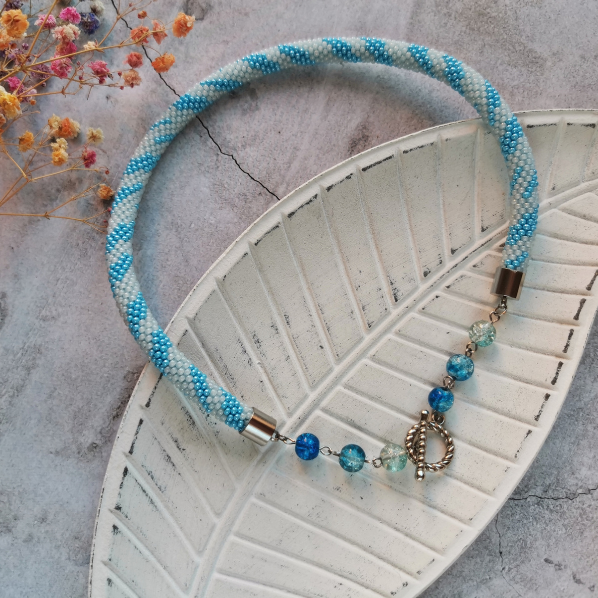 Жгут из бисера с замком тогл. 