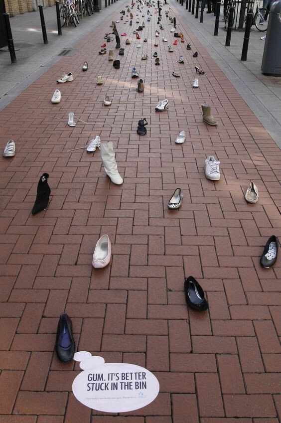 Эта наружная реклама призывает всех выкидывать свои жвачки в урну, чтобы в следующий раз и вы не оставили ботинок на тротуаре.