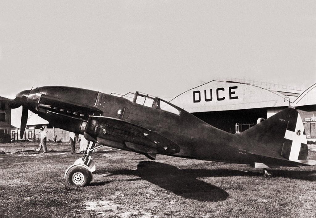 один из первых Re.2001 на полигоне Гуидония