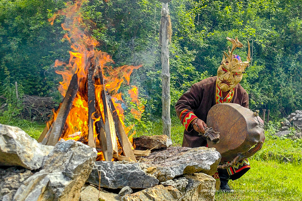 Шорский шаман проводит обряд благопожелания