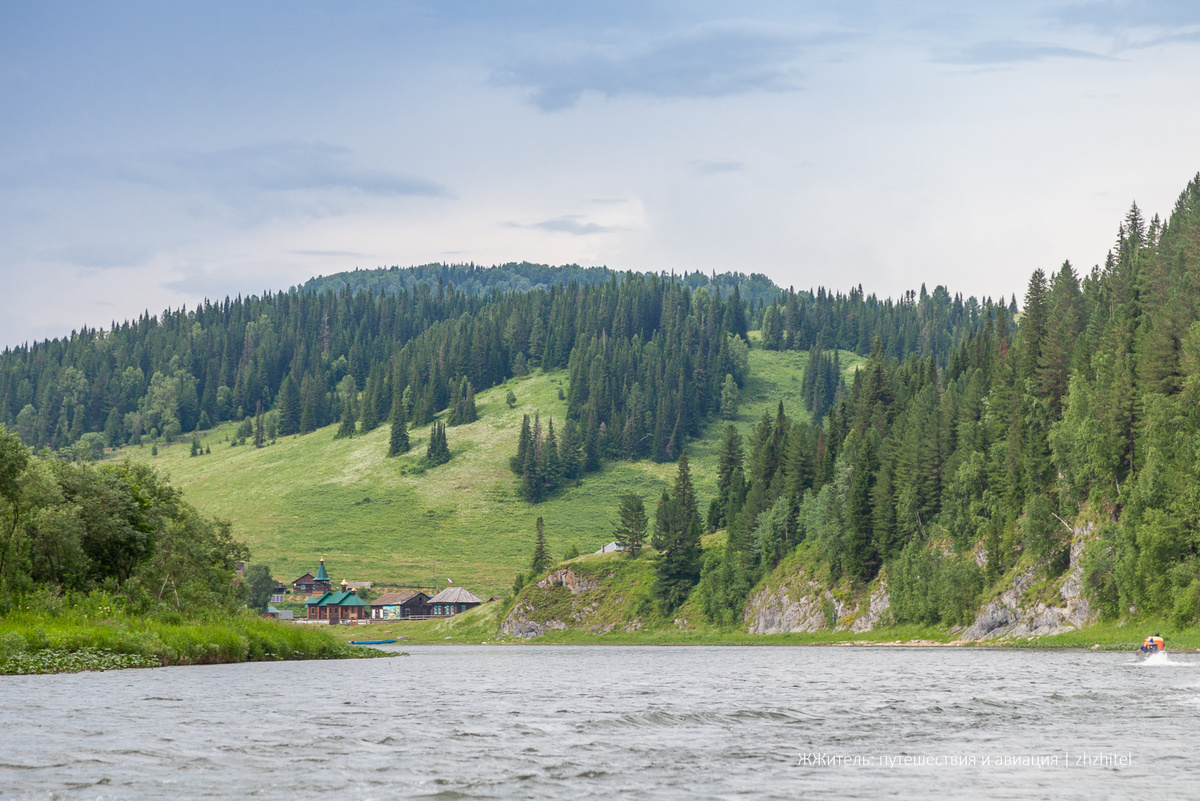 Вид на посёлок Усть-Анзас с реки Мрассу