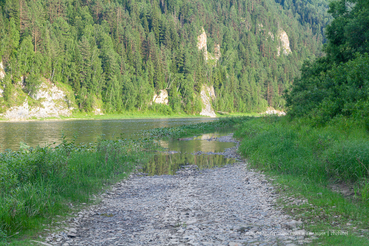 Дорога частично проходит по кромке воды и по воде