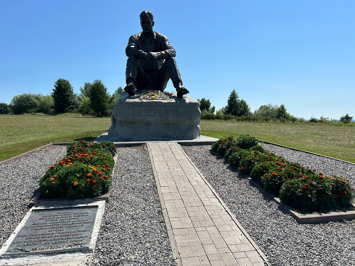 Памятник Шукшину В.М. Личное фото