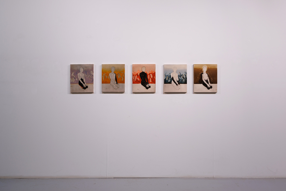    Экспозиция выставки «Большие крылья нависали надо мной»