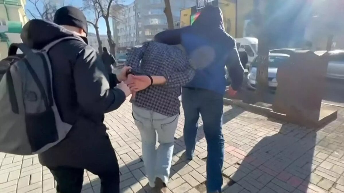 Задержание Эвана Гершковича в Екатеринбурге в марте 2023 года. Источник: Смотрим.ру