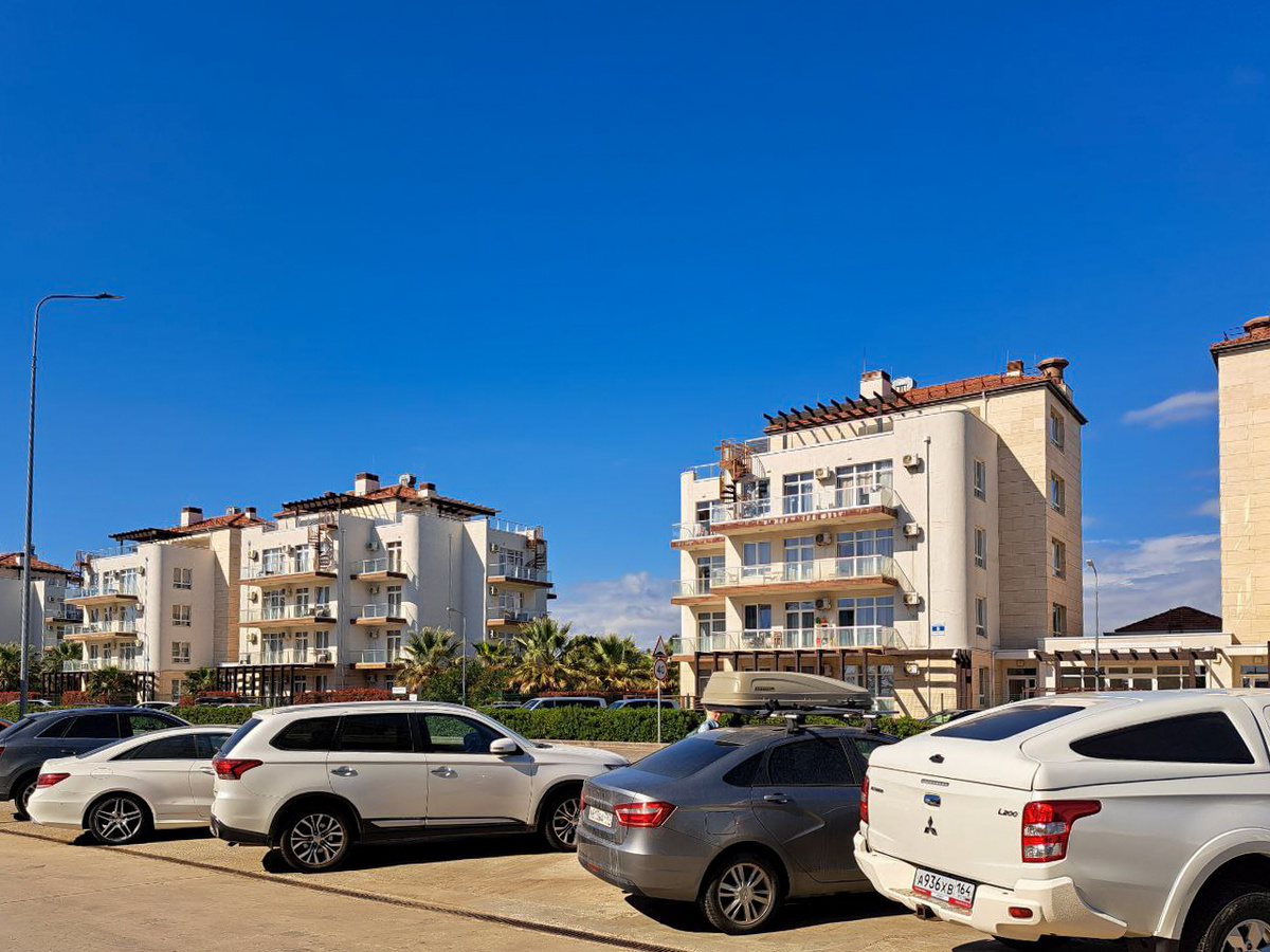 Машины пострадали от ракетной атаки.  Фото: Фото: ФедералПресс / Вера Романескул