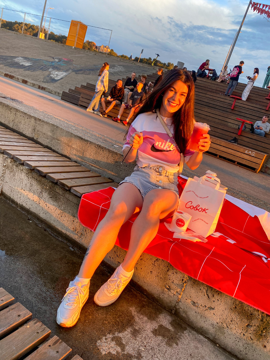 автор ест лапшу и хорошо проводит время