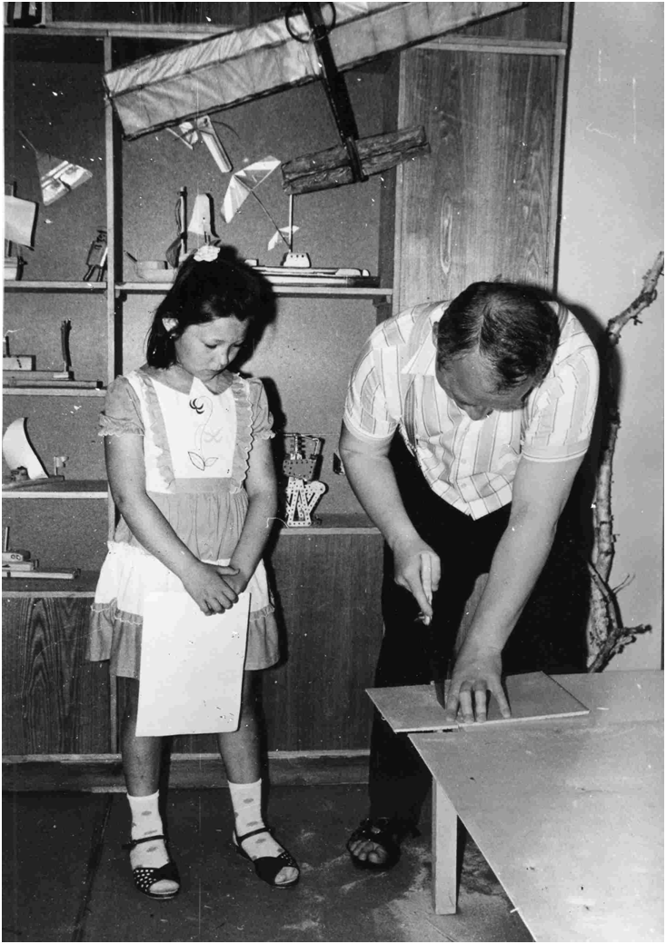 Иногда приходилось помогать выпилить заготовку. Фото автора.