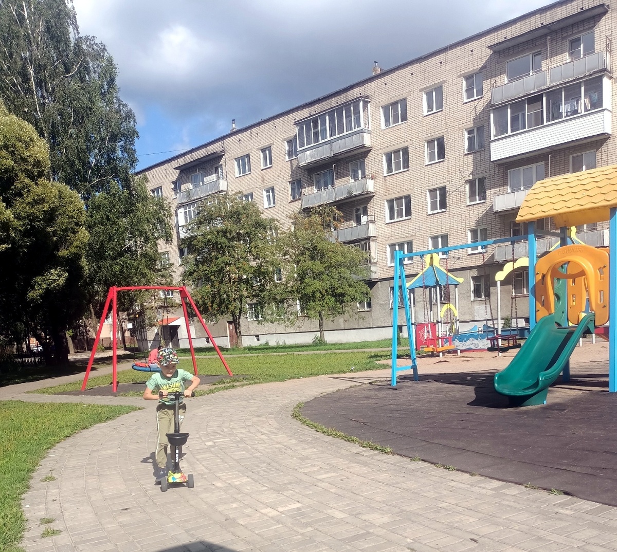 На детской площадке. Конечно я не стала фотографировать посторонних людей, даже сзади.