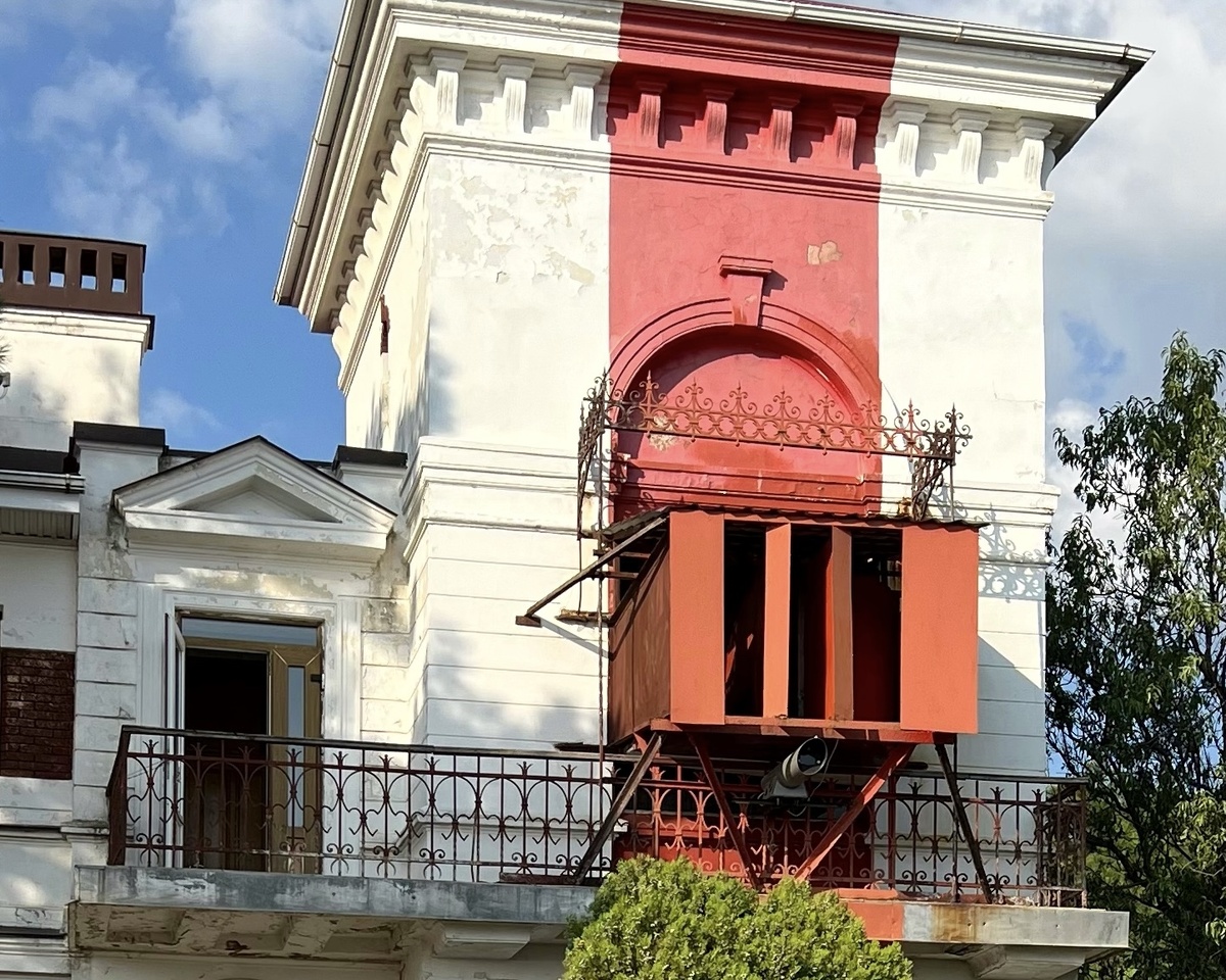 Это красная конструкция из которого виден свет ночью